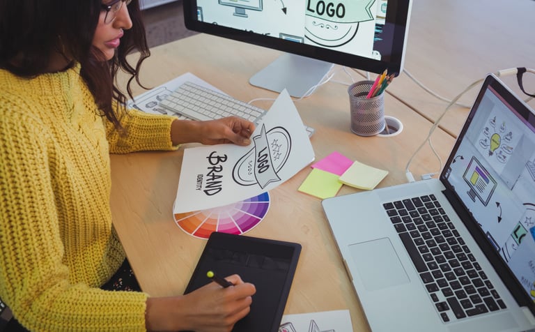  identité visuelle nom logo et slogan