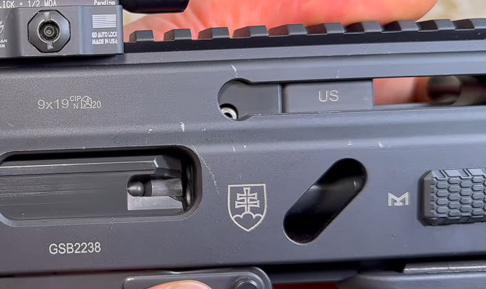 Verschluss der Grand Power Stribog A3 in entriegelter Position. Rolle ist oben