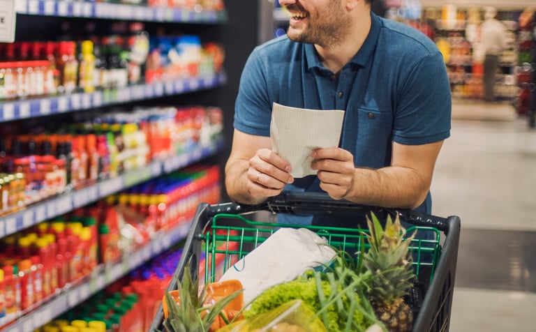 Man with a cart in a grocery store to symbolise AI in retail