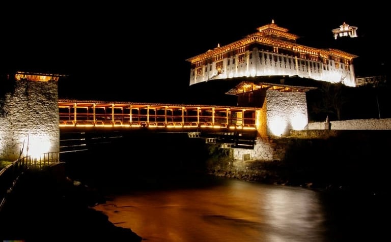 night-photography-with-cantillever-brdige-rinpung-dzong-fortress-national-museum-in-paro-valley