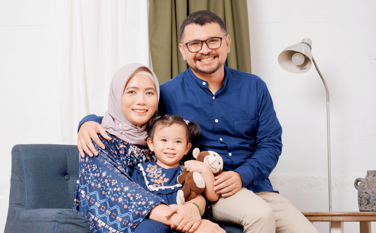 Foto Keluarga yang diambil di studio Limatiga