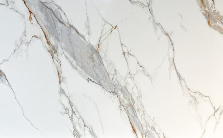 cubierta de cuarzo blanco en cocina moderna