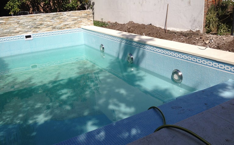 Soluciones definitivas para grietas y filtraciones en piletas de hormigón. Trabajamos con materiales