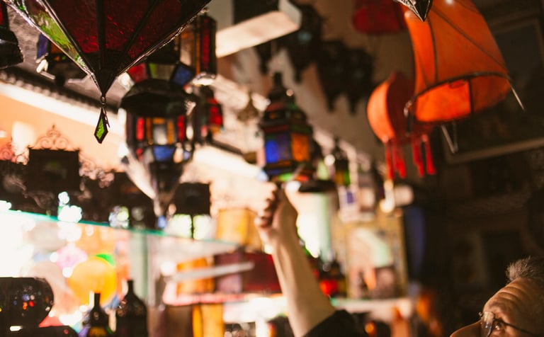 Artesanía y tradición en lámparas y vidrios para decorar casas modernas con gran gusto