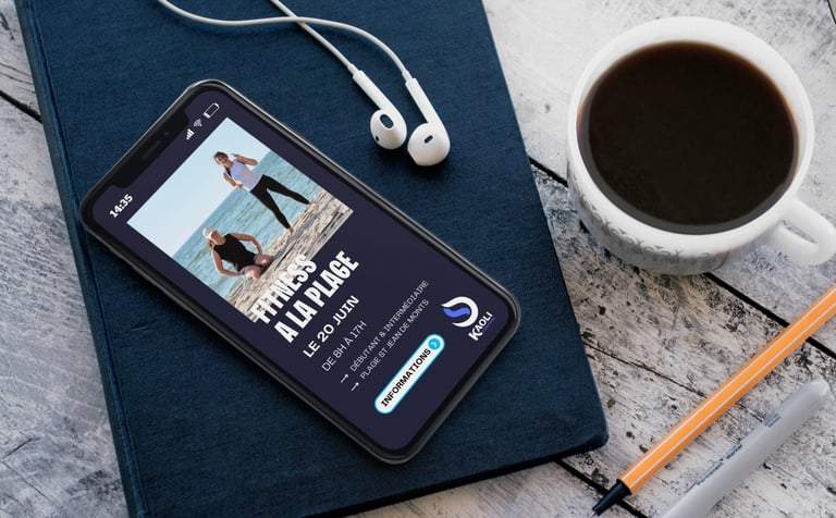 Smartphone affichant un site web et un logo de coach fitness pour coaching fitness à la plage.