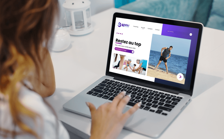 Un site web de coaching fitness affichant logo et activités sur un ordinateur portable.