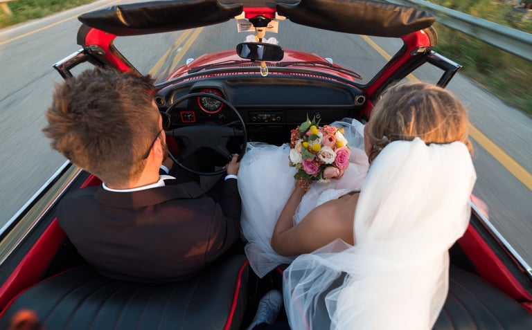 Sposi che guidano in libertà il nostro maggiolone rosso d'epoca.