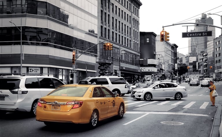 taxi gialli e auto attraversano la strada di new york