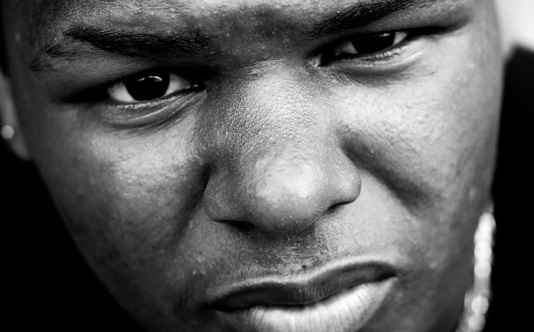 Portrait jeune homme noir menaçant