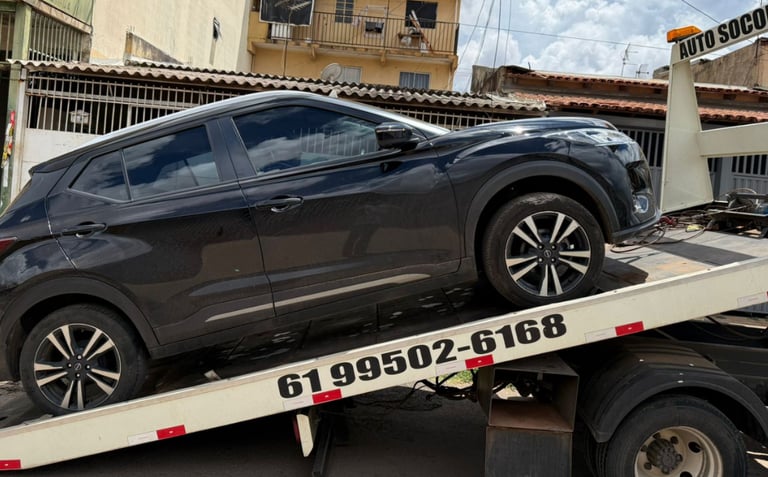 Carro sendo rebocado em Taguatinga centro pela empresa Almeida Guincho