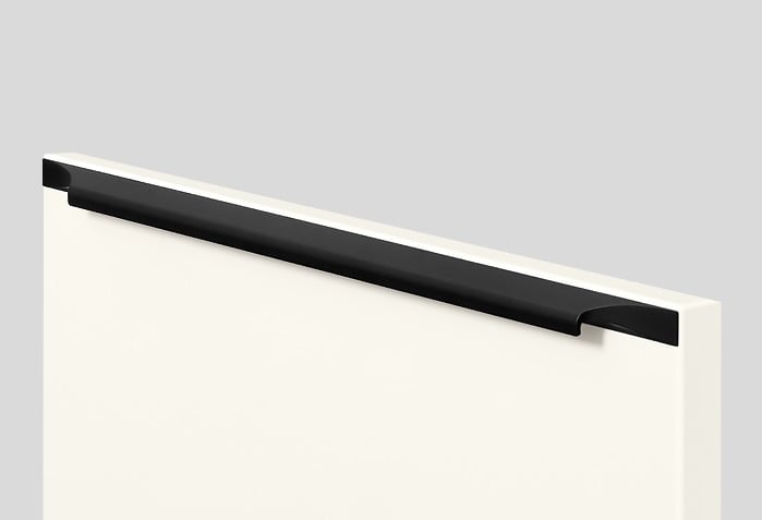 Mattschwarze Griffleiste auf weißer Küchenfront.