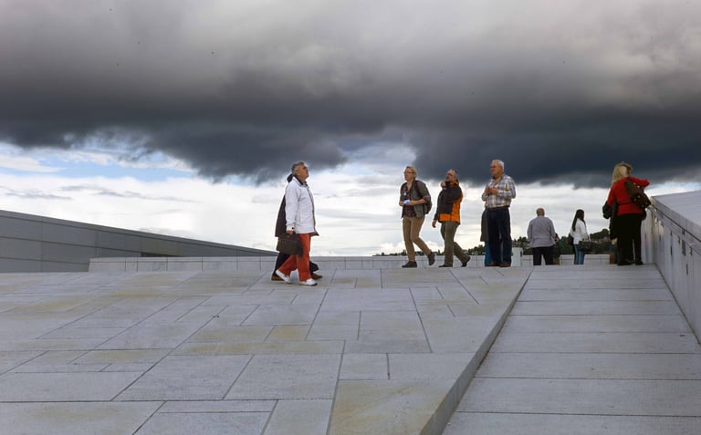 Personnes perdues, nuages noirs, Photo couleur, Pierre Thoretton