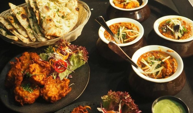 table de restaurant avec naan et condiments