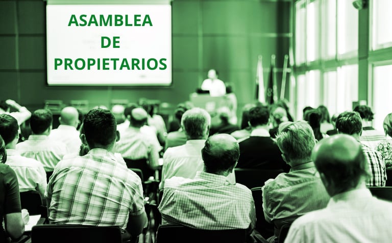 Asamblea de propietarios en edificio multifamiliar debatiendo Presupuesto Anual y cuotas comunes