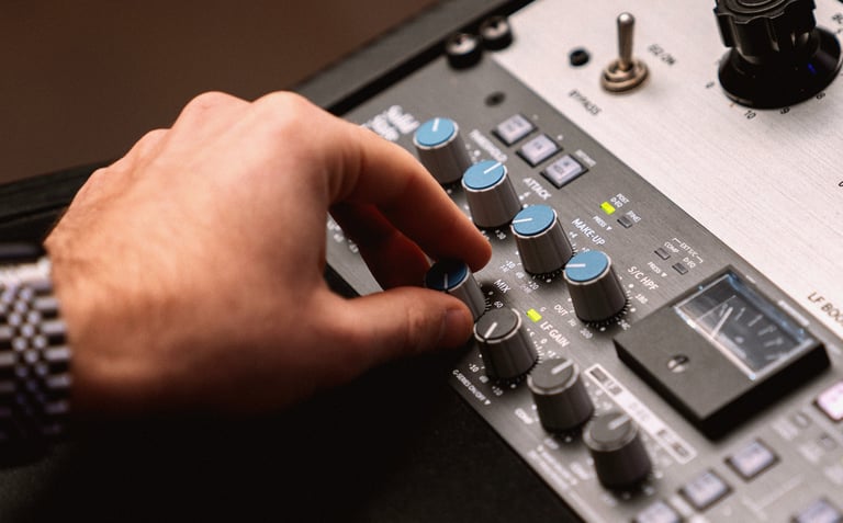 Studio di mixing e mastering professionale: compressore SSL