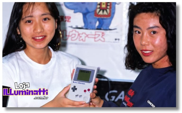 2 jovens mostrando o Game Boy
