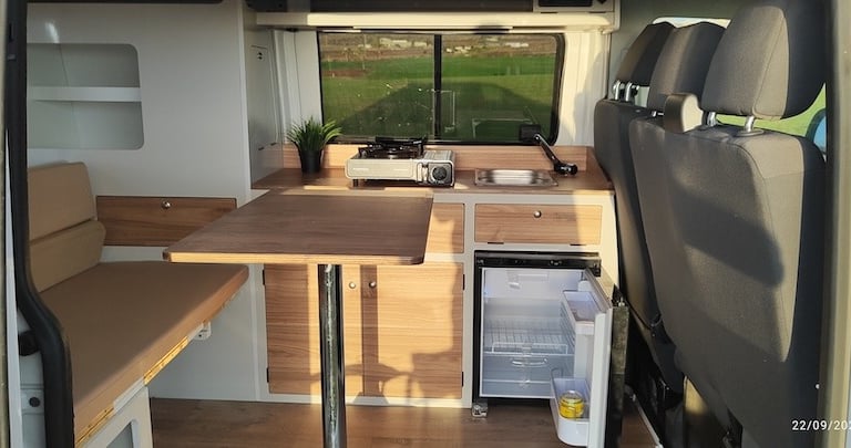 Furgoneta camper equipada con cocina, cama y ducha en Tenerife