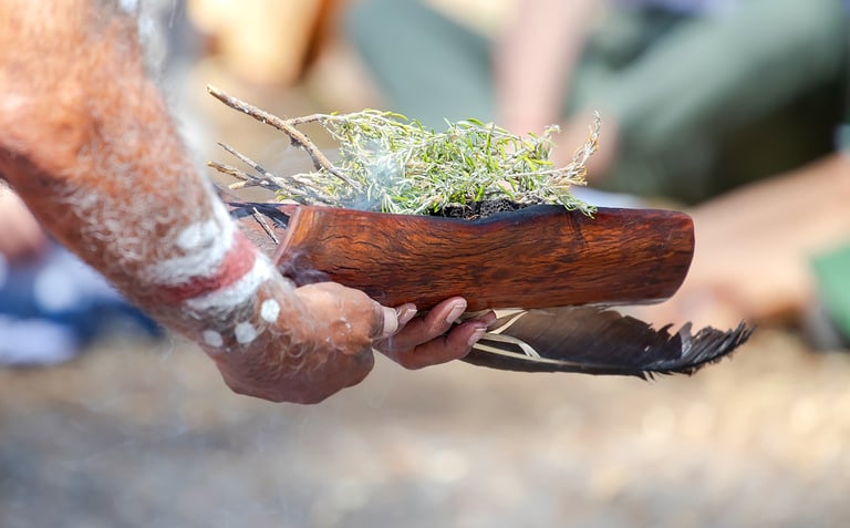 Rituel de fumigation avec herbes sacrées pour purifier et honorer la personne décédée.