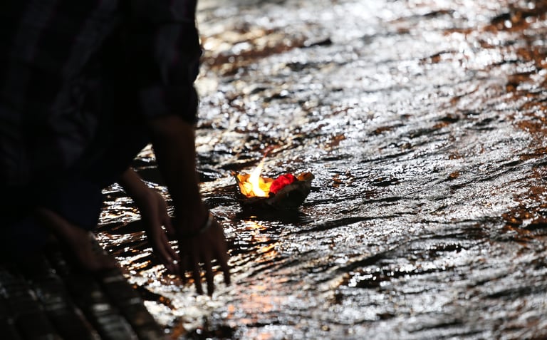 Lanterne enflammée flottant sur l’eau, symbole de paix et de libération intérieure.