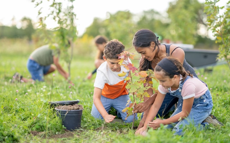 Enfants et adultes plantant un arbre en souvenir d’une personne décédée.