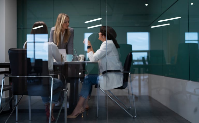 Déménageurs professionnels transportant du mobilier de bureau, des ordinateurs et des équipements