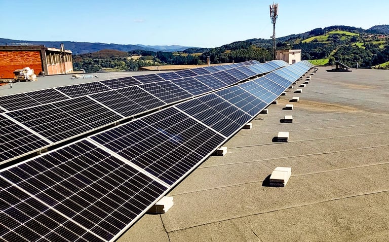 Instalación fotovoltaica de 25 kW con sistema de respaldo SAI en Arrigorriaga, Bizkaia