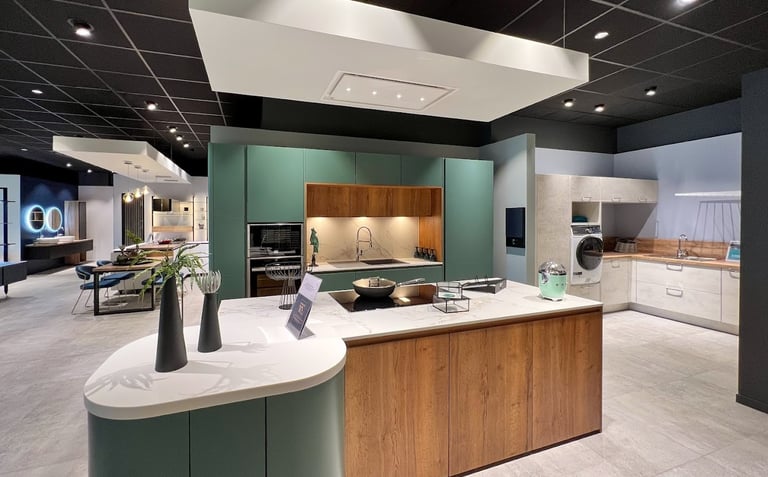 Photographie intérieure d’un magasin de cuisine de luxe à Toulon, avec îlot central et meubles haut de gamme
