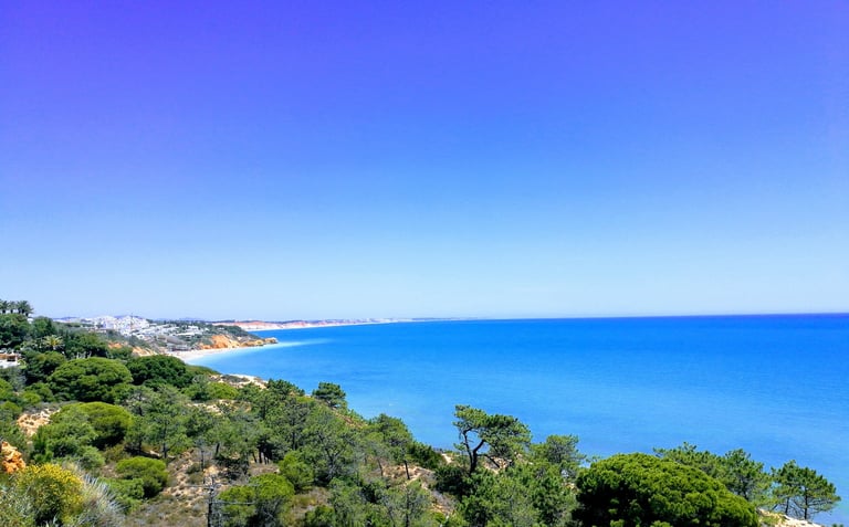 prachtige kust van Albufeira gezien vanuit Alfagar Village