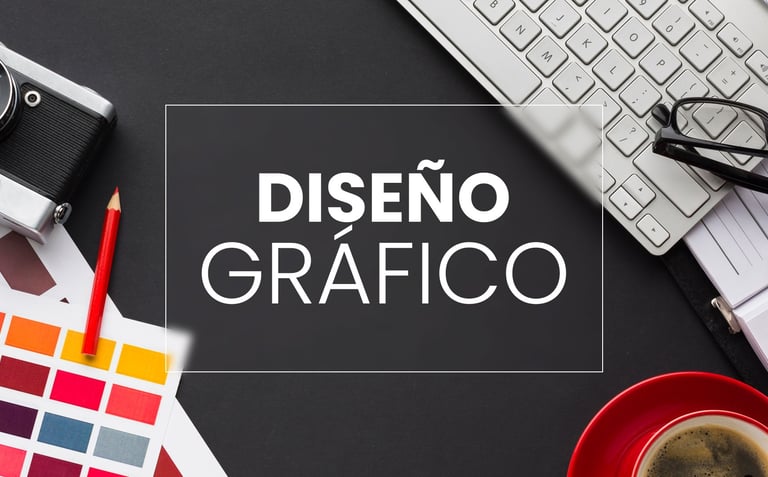 un escritorio con una cámara fotográfica, un teclado, una tasa de café y espejuelos