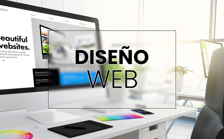 Escritorio con un monitor mostrando una web.