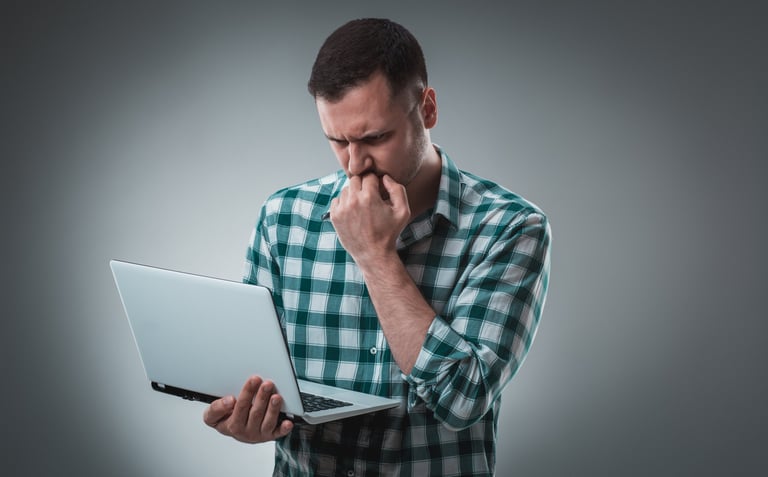 homem frustrado com notebook