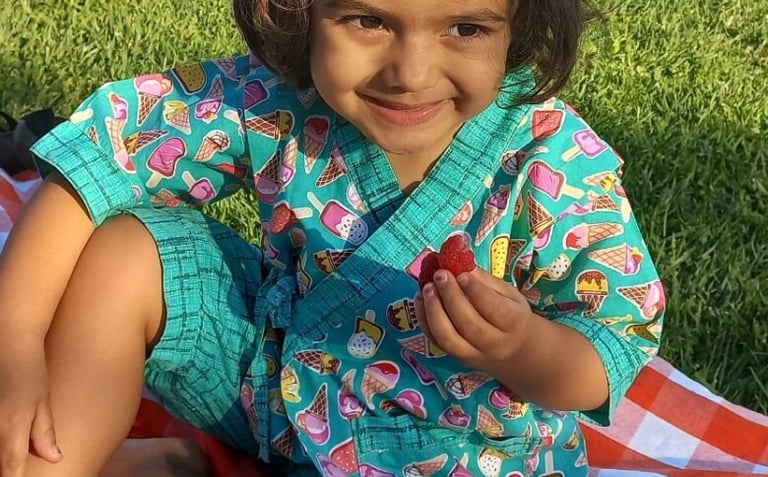 Jinbei infantil, prático de vestir e confortável para brincar.