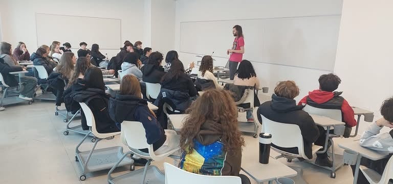 Mael devant une classe au Salon du Livre de Toronto
