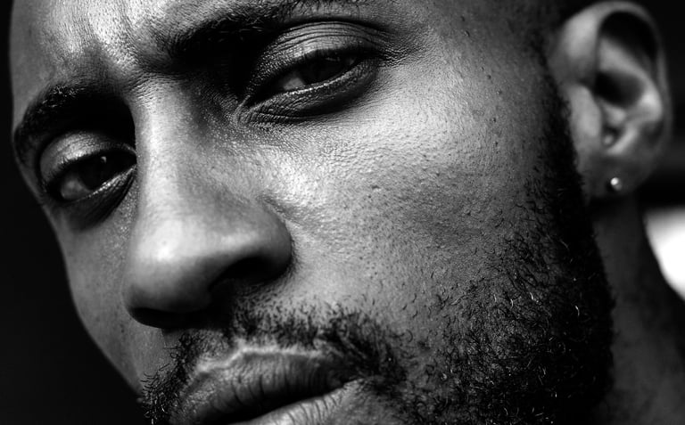 Portrait jeune homme noir menaçant