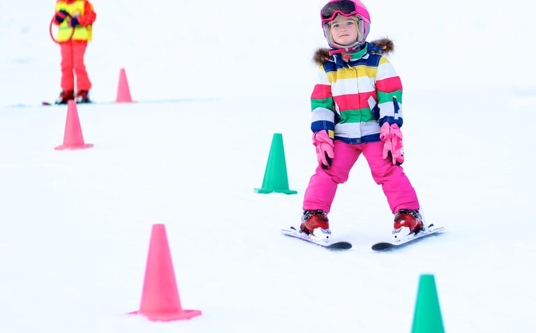 Skifahren für 3- bis 4-Jährige. Skifahren im Vorschulalter. Die erste Skistunde eines Kindes