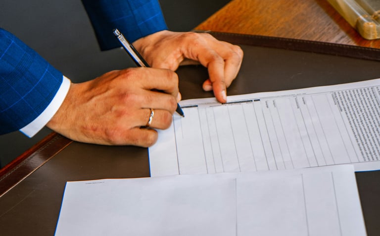 Pessoa assinando um documento