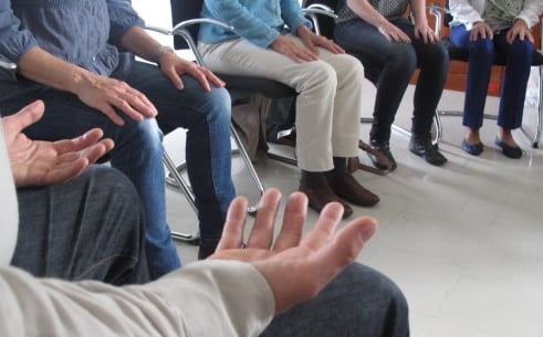 Séance de sophrologie de groupe en entreprise ou en maison de retraite