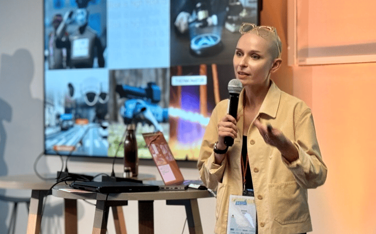 naomi roth scène public robots IA générative COMEX CODIR festival séminaire anglais français