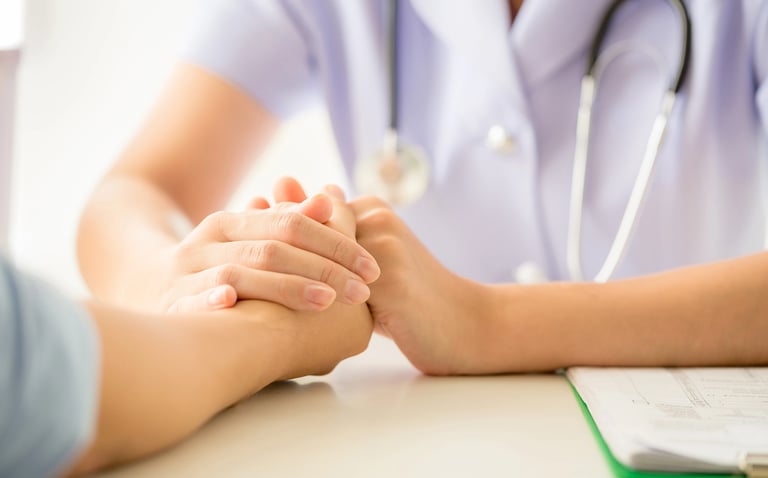 Doctora conteniendo a paciente en su consulta