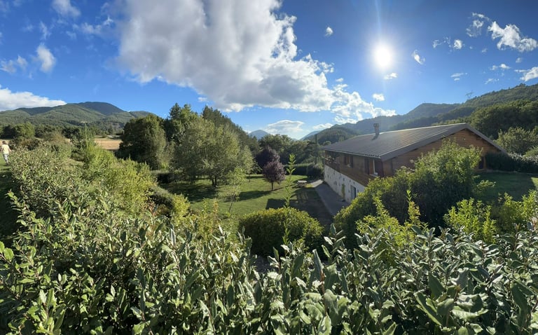 Vue extérieure des gites de l'Avance et de leurs jardins.