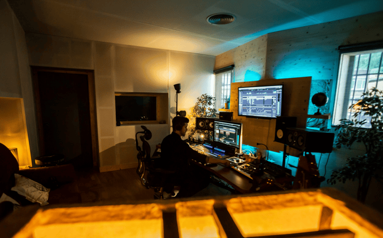 Jagoba Ormaetxea en su estudio de grabación TAOM STUDIOS en Bilbao.