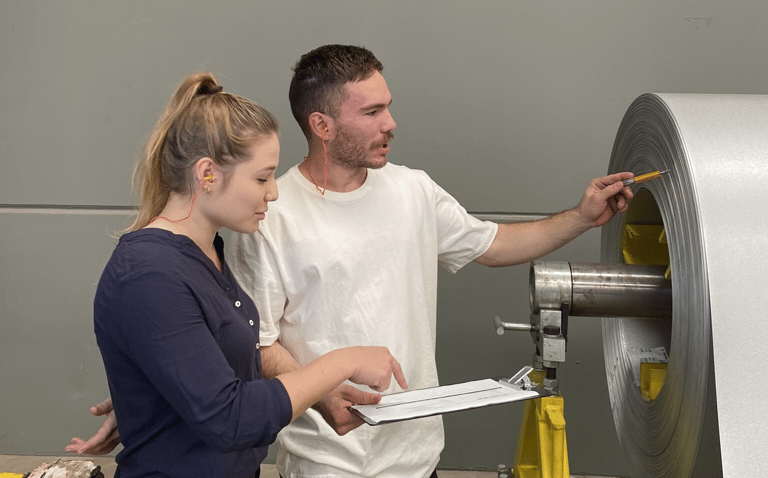 narieli e bruno analisando uma bobina de galvalume ou aluzinco