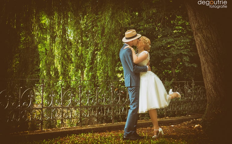 Elegantes Hochzeitspaar im Park schöne Aufnahme