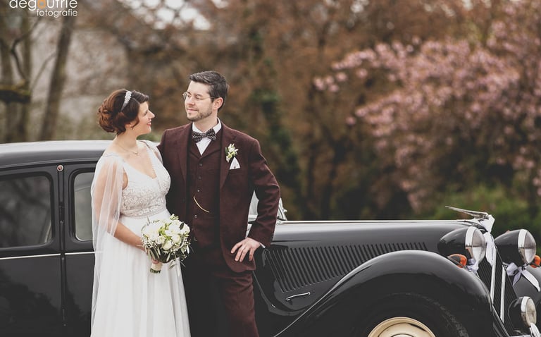 Brautpaar Vintage Hochzeit mit Oldtimer restaurierter Citroen Traction 11 CV