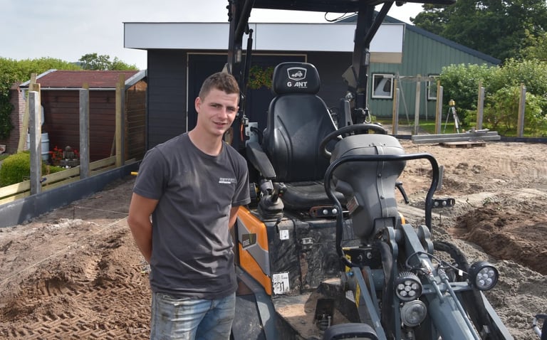 Rodney Betsema naast een graafmachine