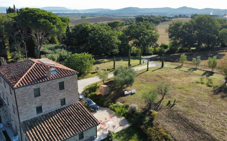 Villa Alta, location de villa contemporaine avec piscine en Ombrie