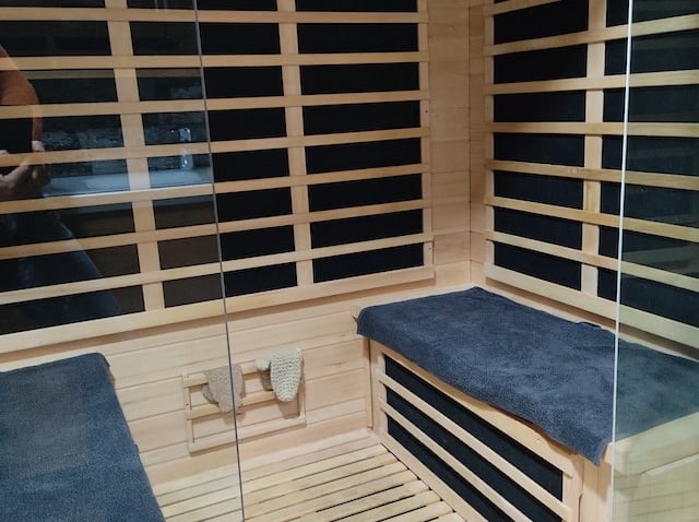 Intérieur du sauna, meublé de tourisme confort et lumière