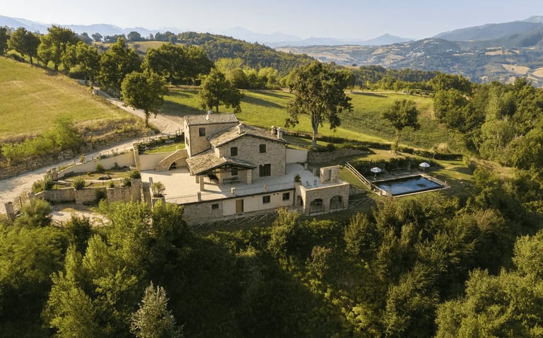 vista villa in pietra tra colline Marche