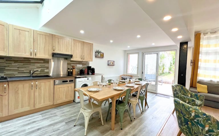 Cuisine ouverte et table 6 pers, hébergement professionnel pour équipes en déplacement