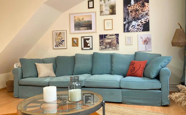 Salon cosy avec canapé et déco murale, hébergement professionnel